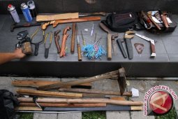 Petugas Lapas Temukan Handphone dan Senjata Tajam