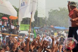 Aksi Bagi-bagi Uang Warnai Kampanye Pilkada Karawang