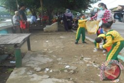 Siswa TK Pun Pungut Sampah di SKM