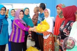 DWP Samarinda Bagikan Paket Sembako Kepada Lansia