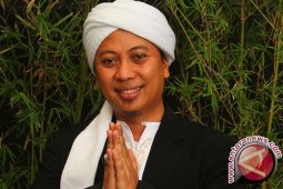 Opick lelang syal bantu korban Palestina
