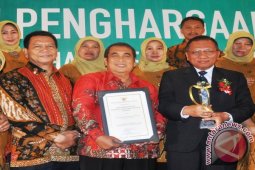 Pemkab Gresik Terima Dua Penghargaan Kesehatan Nasional