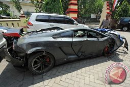 Polisi Olah TKP  Kecelakaan  "Lamborghini" di Surabaya