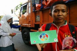 Siswa Pamekasan Bagikan PIN Peringati Hari AIDS