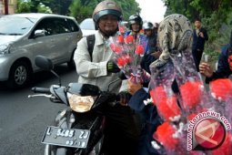 KPA Bagikan Bunga di Hari AIDS Sedunia