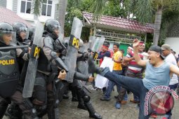 Simulasi Pengamanan Kantor PLN