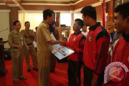 Bupati Serahkan Penghargaan dan Bonus  Atlet Berprestasi