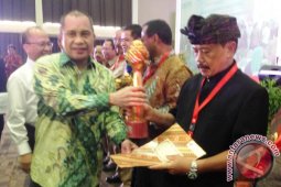 Bupati Gianyar Terima Anugrah Desa Membangun Indonesia