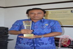 Bupati Buleleng Raih Penghargaan Figur Berprestasi 2015