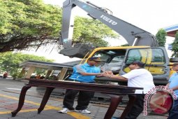 Pelindo III Hibahkan Eskavator Senilai Rp1,8 Miliar Kepada Pemkot Surabaya