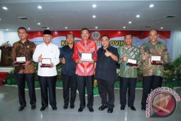 Plt Gubsu Terima Anugerah Pin Emas PWI