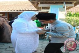 Cabup Banyuwangi Azwar Anas Sungkem Ibunya