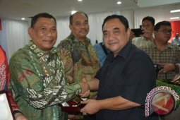 Bupati DeliSerdang Terima PIN Emas