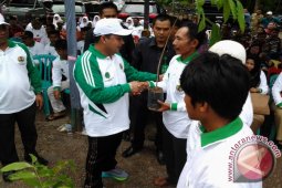 Walikota Padangsidimpuan Berikan Bibit Kepada Masyarakat