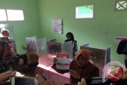 Cawali Rismaharini Gunakan Hak Pilihnya di TPS 01
