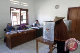 Warga Tuban Bakar Surat Panggilan Mencoblos Bukan Pidana