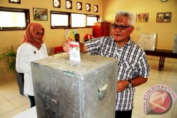 Chairil Anwar Salurkan Hak Pilih di TPS 7