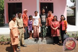 Darma Wanita Persatuan Pusat Kunjungi Bedah Rumah ASN Bangli