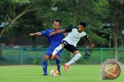 Juara Bertahan Tumbang