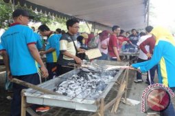 Rektor Unair Gelar Pesta Rakyat Panen Ikan