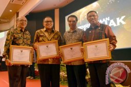Bupati Kayong Utara Dapat Penghargaan tentang Hukum dan HAM