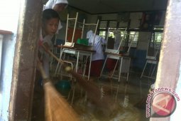 Pelajar Aceh Barat Gotong Royong Bersihkan Sekolah