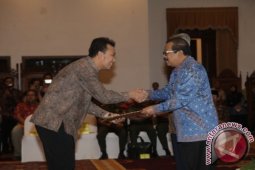 Gubernur Jatim Serahkan DIPA Ke Kepala Daerah
