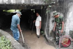 TNI-Polri bantu petani bersihkan saluran persawahan