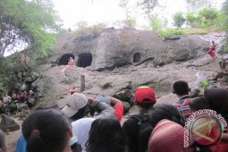 Seniman Lakukan Pagelaran Seni di Gua Selomangleng-Kediri