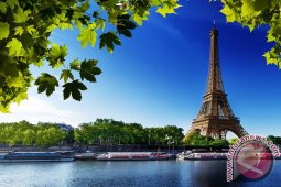 Pesan dari Menara Eiffel