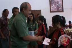 Sekda Giri Putra Serahkan Bonus Kepada 161 Atlet Berpretasi