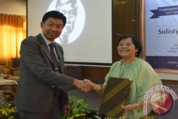 Prof Sulistyowati Terima "Soetandyo Award 2015"