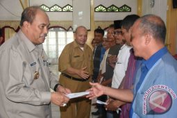 Walikota Serahkan Bantuan Upah Tukang Proyek BSPS.