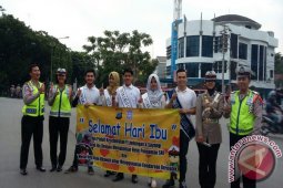 Polwan Sosialisasikan Tertib Lalin Di Hari Ibu