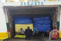 Kesyahbandaran Tanjung Perak Turunkan Paksa Lima Truk dari Kapal