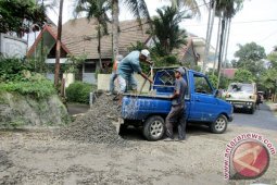 Kontraktor pembangunan jalan di Malut keluhkan batu kerikil