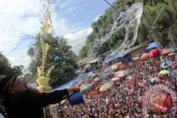 Ribuan Warga Berebut Air Jamasan Kiai Pradah