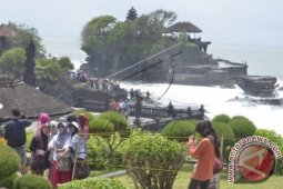 Objek Wisata Tanah Lot Dipadati Ribuan Pengunjung