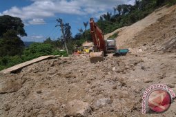 Jalan Batu Jomba Rusak Parah