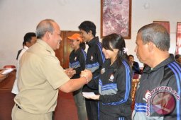 Sekda Bangli Serahkan Bonus Atlet Porprov Berprestasi