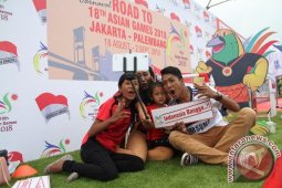 Publik Surabaya Berebut Foto "Drawa" Asian Games