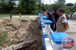 BPBD Bojonegoro Serahkan Bantuan Pemindahan Rumah