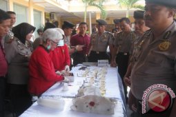 Puluhan Angota Polres Jember Jalani Tes Urine