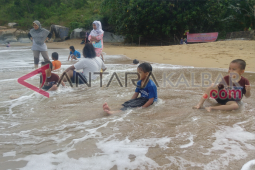 Anak-anak Dilarang Main Di Sekitar Pantai