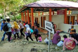 Pengunjung Wisata Air Hangat Tuban Meningkat
