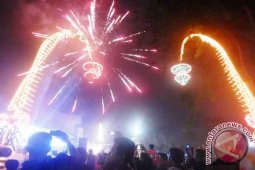 Gubernur Jatim Ikut Pesta Kembang Api di Surabaya