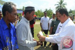 Pj Bupati Asahan Salurkan Bantuan Kepada Nelayan