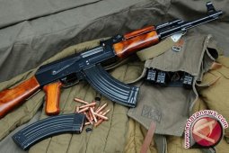 Kades serahkan AK-47 ke polisi Aceh Barat
