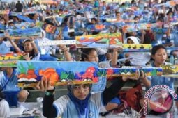 Koarmatim-YHT Surabaya Pecahkan Rekor MURI untuk Lukis 1.000 Dayung