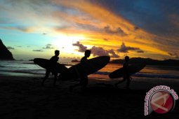 Peselancar Pulau Merah